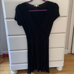 V-neck short black skirt